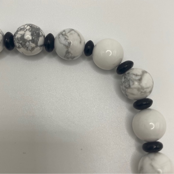 Gift Set- ‘Apres Ski’- Howlite anxiety beads and scented candle - Picture 4 of 7